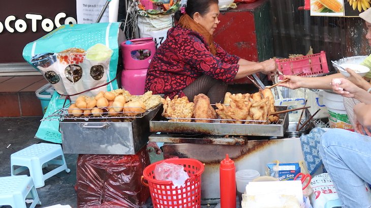 Cozinhar nas ruas de Hanoi - Vietname © Viaje Comigo