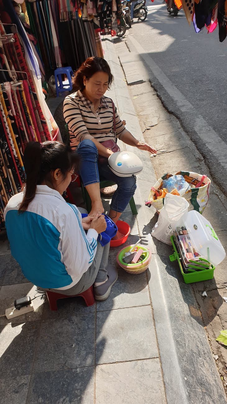 Pedicure nas Ruas de Hanói, Vietname © Viaje Comigo