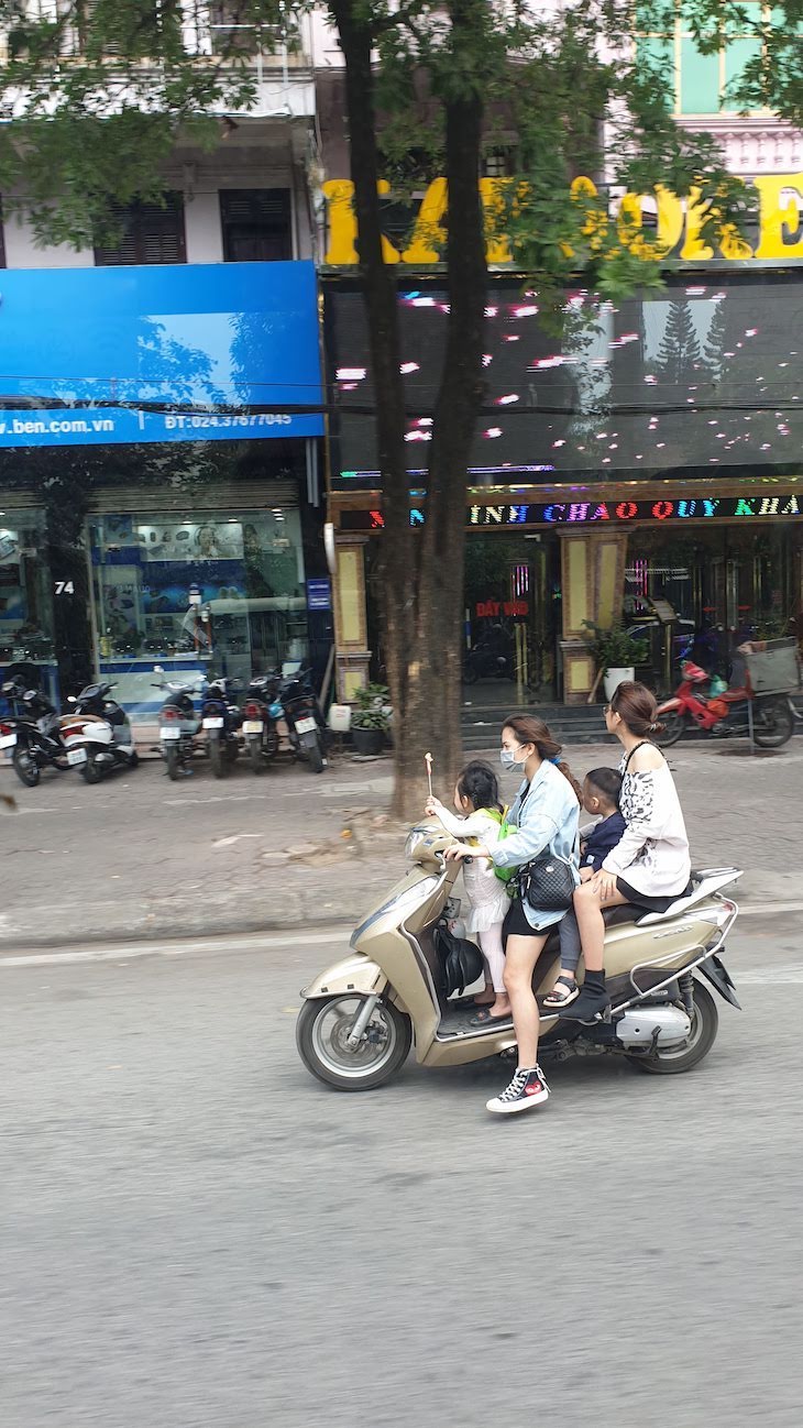 Moto com 4 pessoas - Ruas de Hanói, Vietname © Viaje Comigo