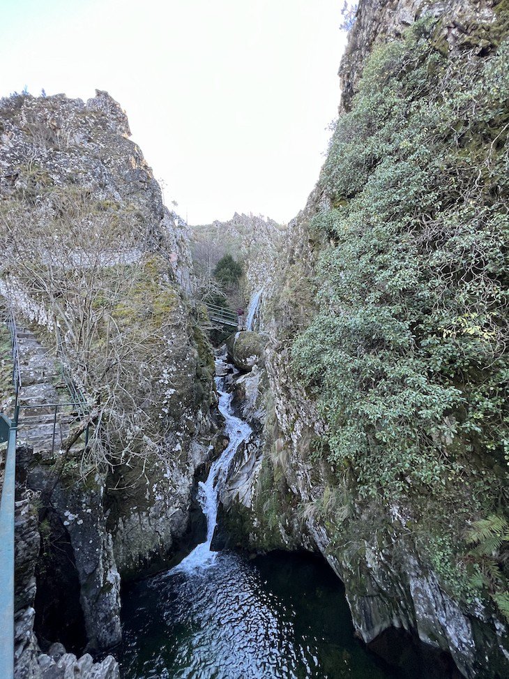 Cascata Poço do Inferno - Manteigas - Portugal © Viaje Comigo