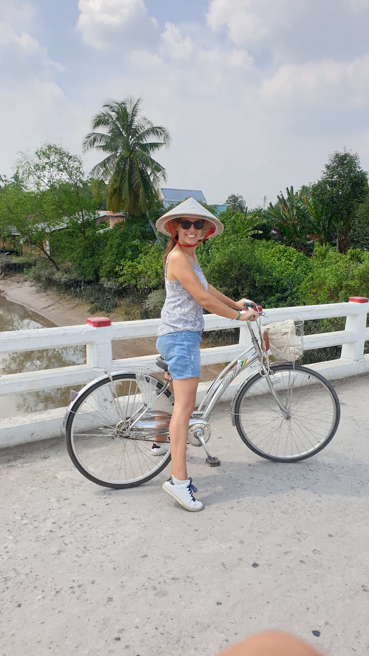 Susana Ribeiro - bicicleta, no passeio do Delta do Mekong - Vietname © Viaje Comigo
