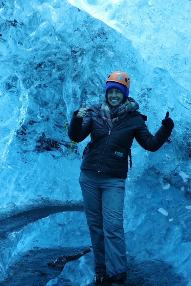 Susana Ribeiro, dentro gruta gelo - Islândia © Viaje Comigo