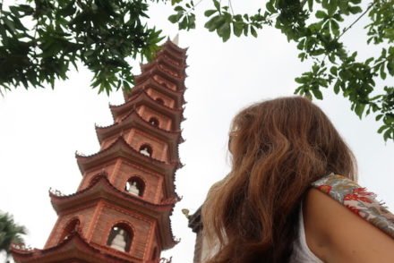 Susana Ribeiro e torre do Trấn Quốc Pagoda - Hanoi - Vietname © Viaje Comigo