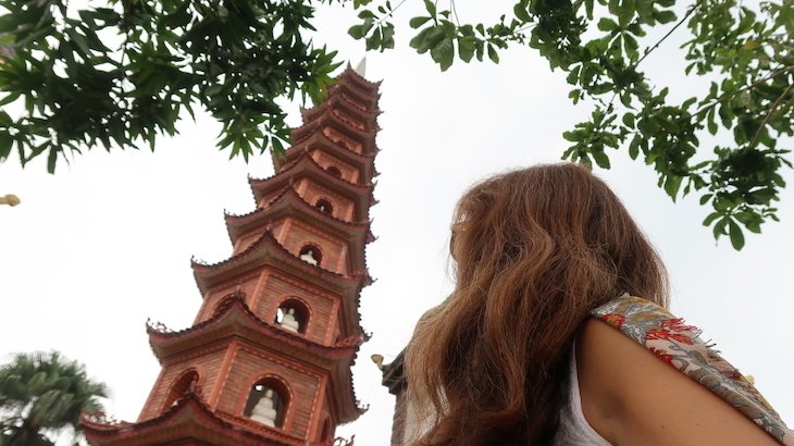 Susana Ribeiro e torre do Trấn Quốc Pagoda - Hanoi - Vietname © Viaje Comigo
