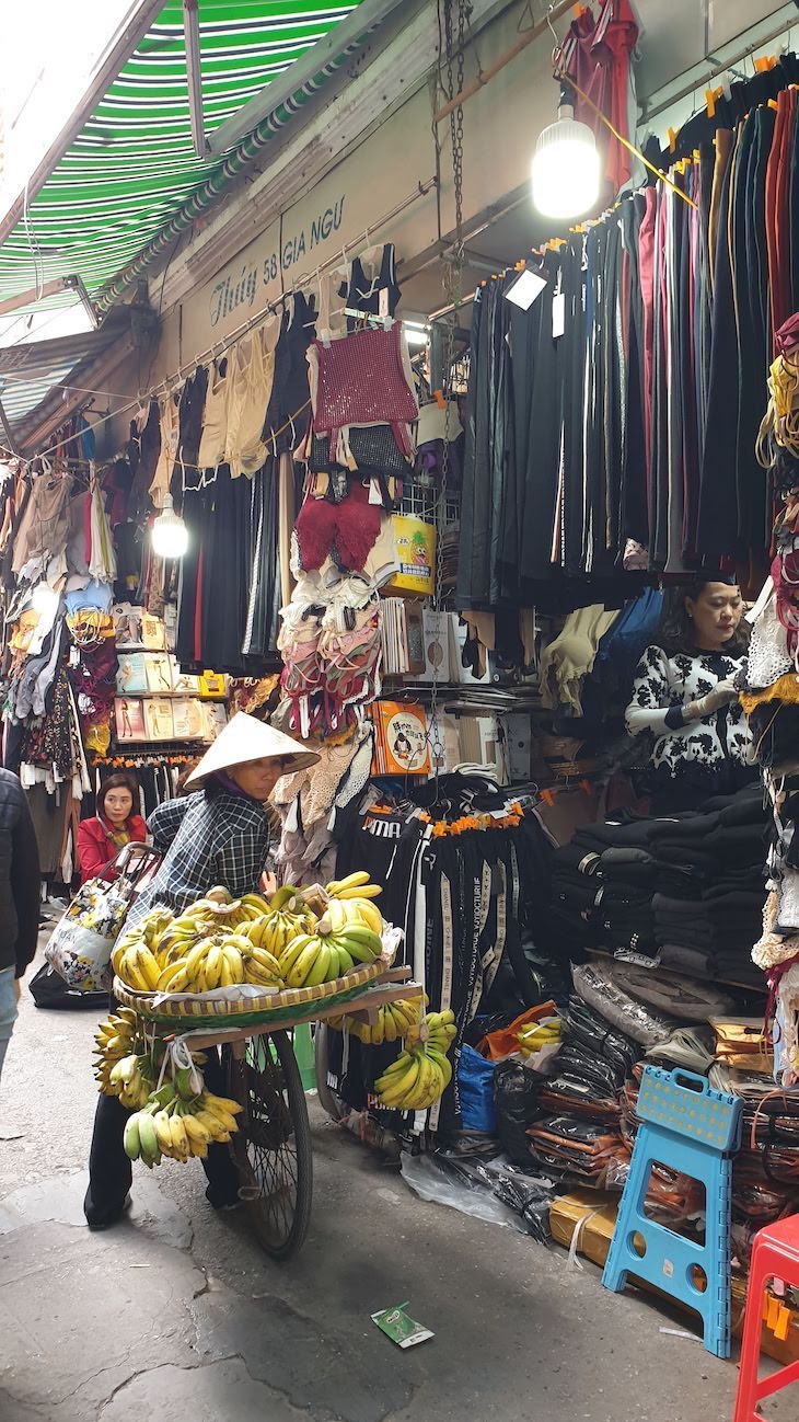 Vendedora de bananas -Hanoi - Vietname © Viaje Comigo