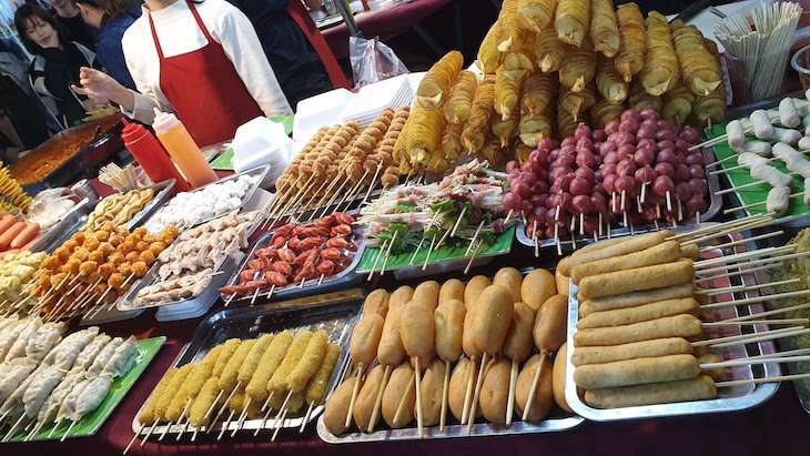 Comida no Mercado noturno de Hanoi - Vietname © Viaje Comigo