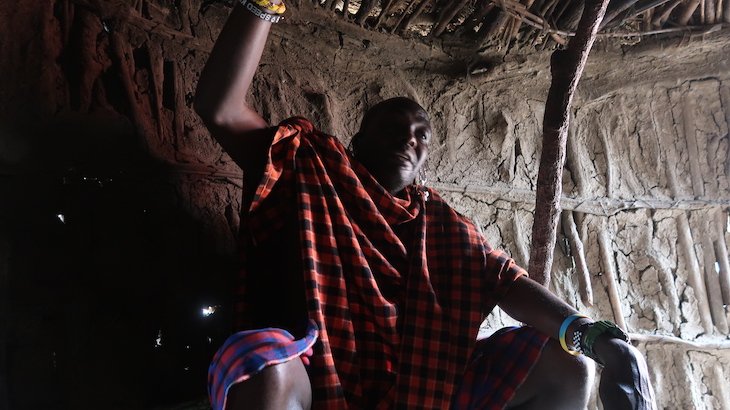 Dentro da casa da Tribo Massai - Tanzania © Viaje Comigo