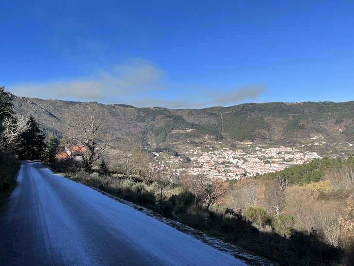 Vista para Manteigas, estrada para Cascata Poço do Inferno - Manteigas - Portugal © Viaje Comigo