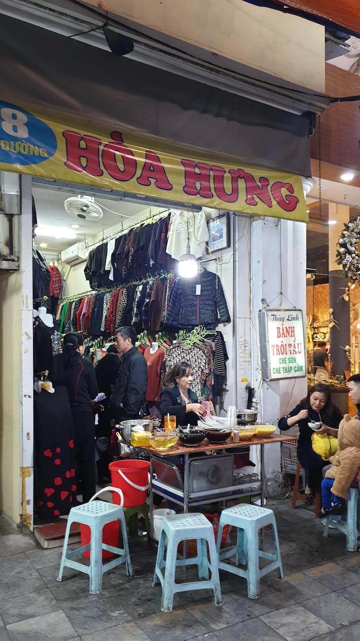 Comida e roupa no Mercado noturno de Hanoi - Vietname © Viaje Comigo