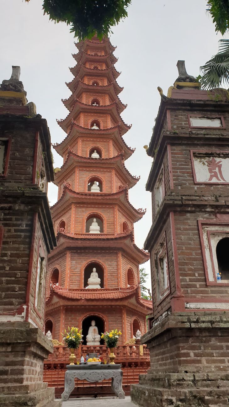 Trấn Quốc Pagoda - Hanoi - Vietname © Viaje Comigo
