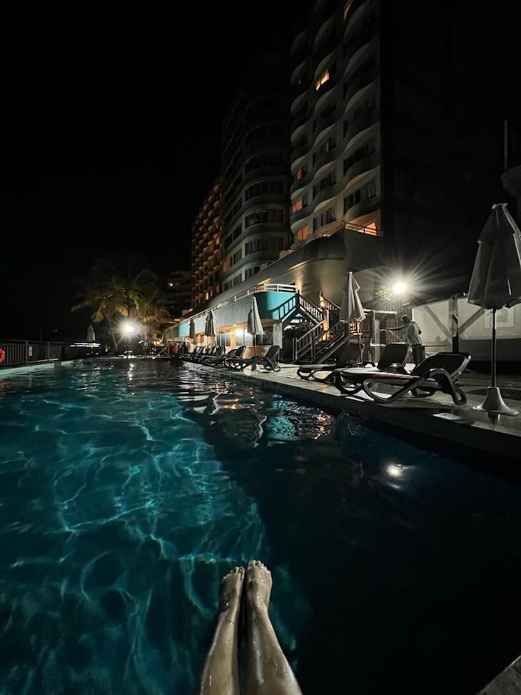 Piscina à noite do Hotel Vila Galé Salvador © Viaje Comigo