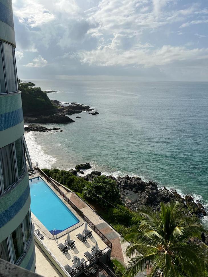 Vista para piscina e mar no Hotel Vila Galé Salvador © Viaje Comigo