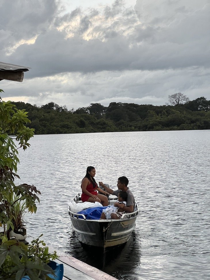 Passeio do Manati Lodge - Amazonas - Brasil © Viaje Comigo