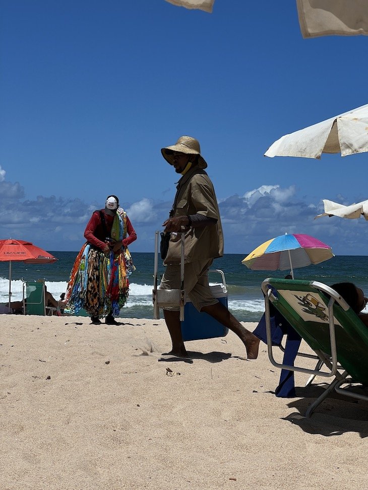 Vendedores na praia de Stella Maris - Salvador - Brasil © Viaje Comigo