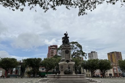 Praça São Sebastião, Manaus - Amazonas - Brasil © Viaje Comigo