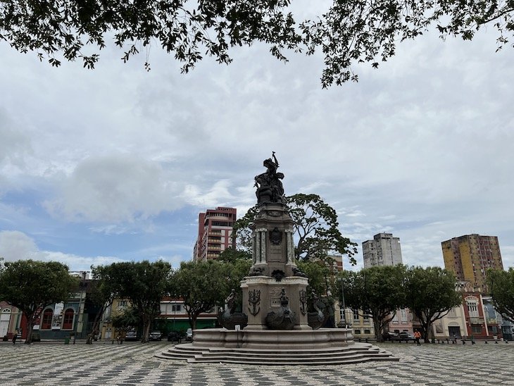 Praça São Sebastião, Manaus - Amazonas - Brasil © Viaje Comigo