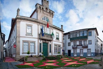 Tapetes de flores, nas festividades da Nossa Senhora da Rosa - Monção - Portugal © DR