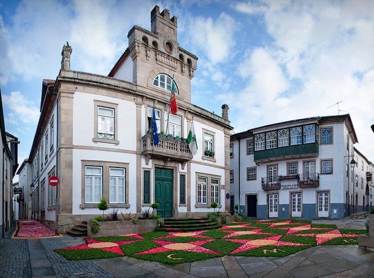 Tapetes de flores, nas festividades da Nossa Senhora da Rosa - Monção - Portugal © DR