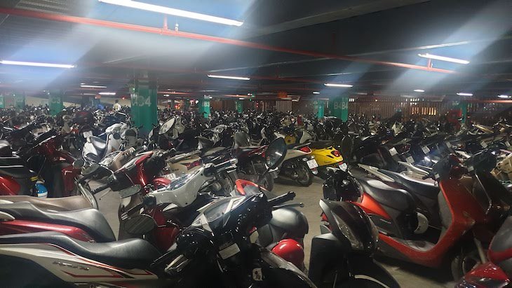 Estacionamento de motas no Aeroporto Ho Chi Minh - Vietname © Viaje Comigo