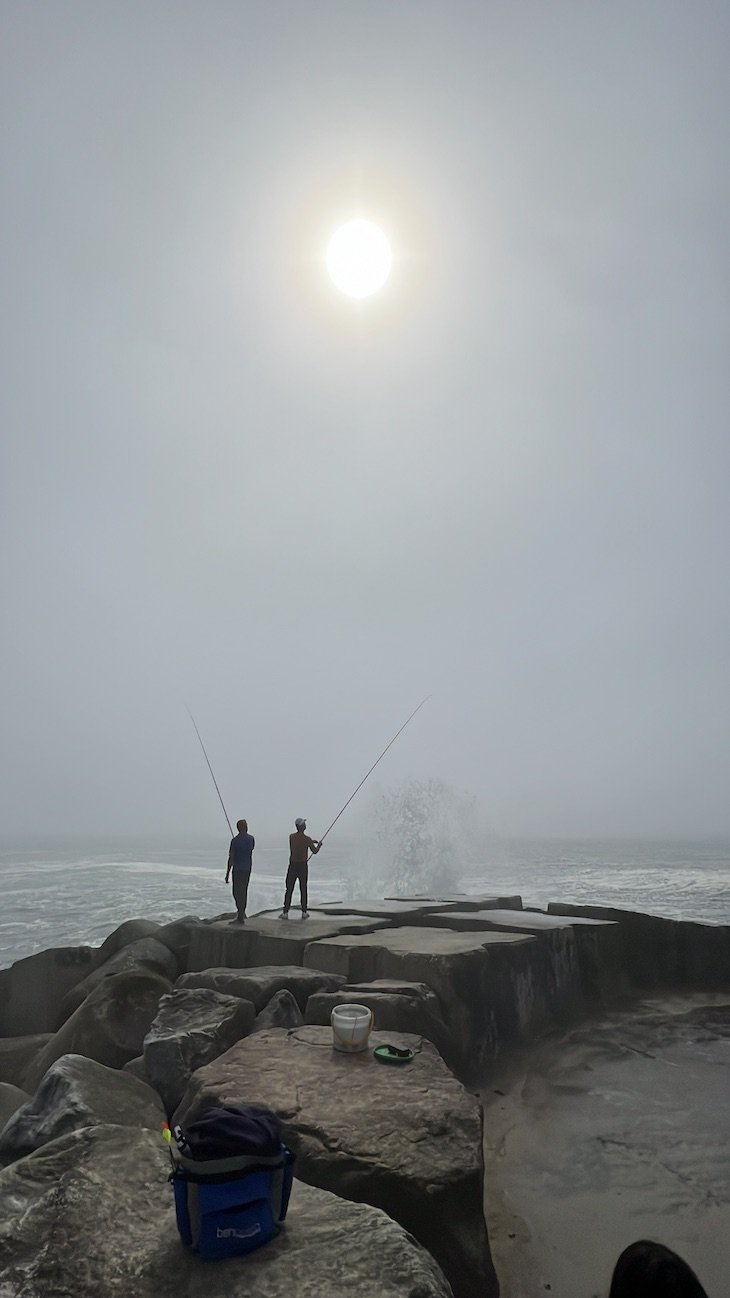 Pescadores no molhe - Espinho - Portugal © Viaje Comigo