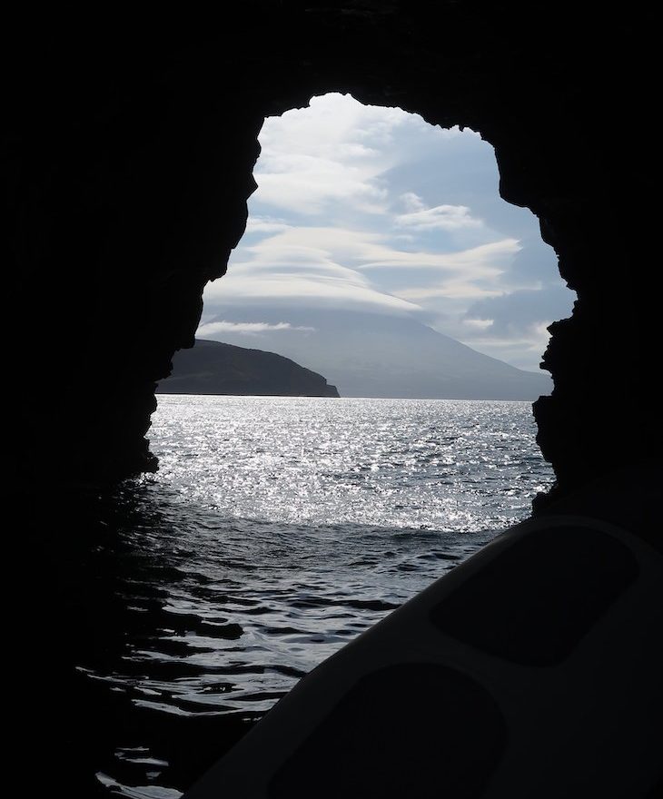 Pico encoberto - passeio de barco na costa Faial - Açores © Viaje Comigo