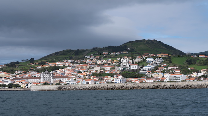 Vista para Horta - passeio de barco na costa Faial - Açores © Viaje Comigo