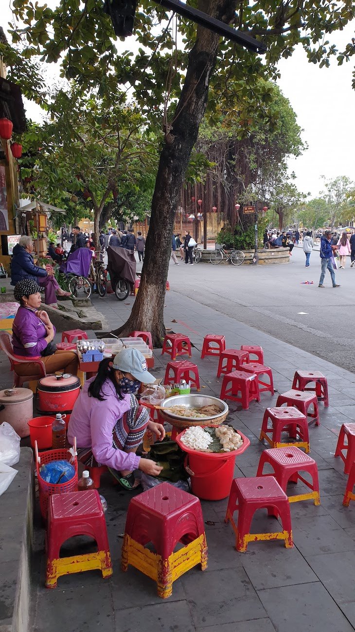 Comer na rua - Hoi An - Vietname © Viaje Comigo