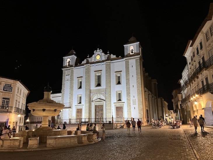 Praça do Giraldo e Igreja Santo Antão, Évora - Alentejo - Portugal © Viaje Comigo