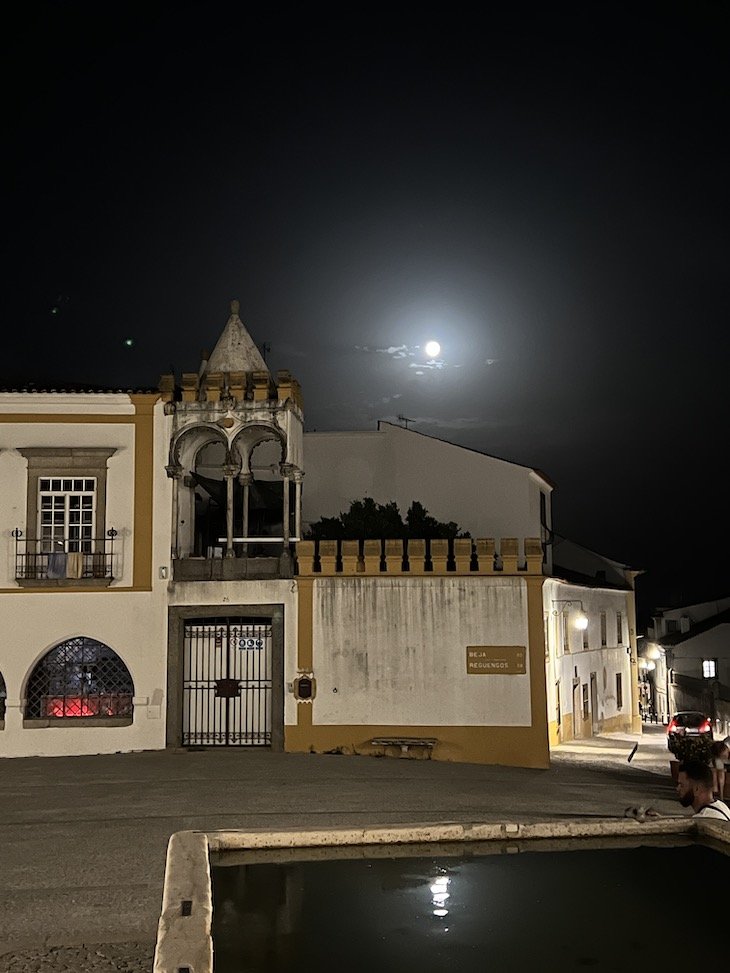 Lua cheia no Largo da Porta de Moura, Évora - Alentejo - Portugal © Viaje Comigo