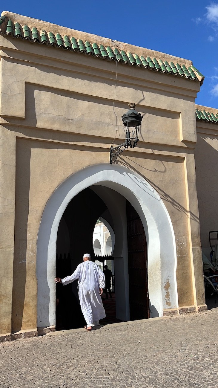 Homem a entrar numa mesquita - Marraquexe - Marrocos © Viaje Comigo