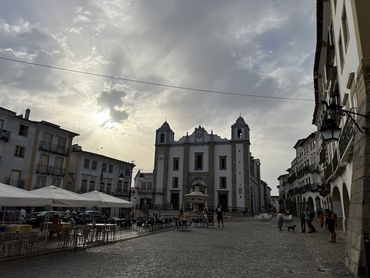 Praça do Giraldo e Igreja Santo Antão, Évora - Alentejo - Portugal © Viaje Comigo