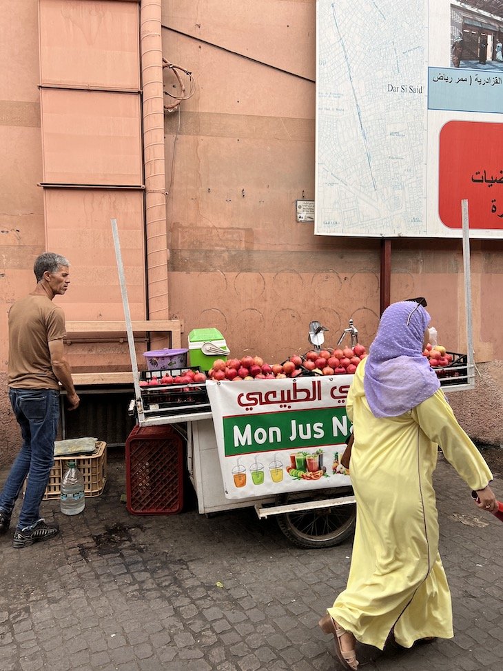 Mulher com lenço em Marraquexe - Marrocos © Viaje Comigo