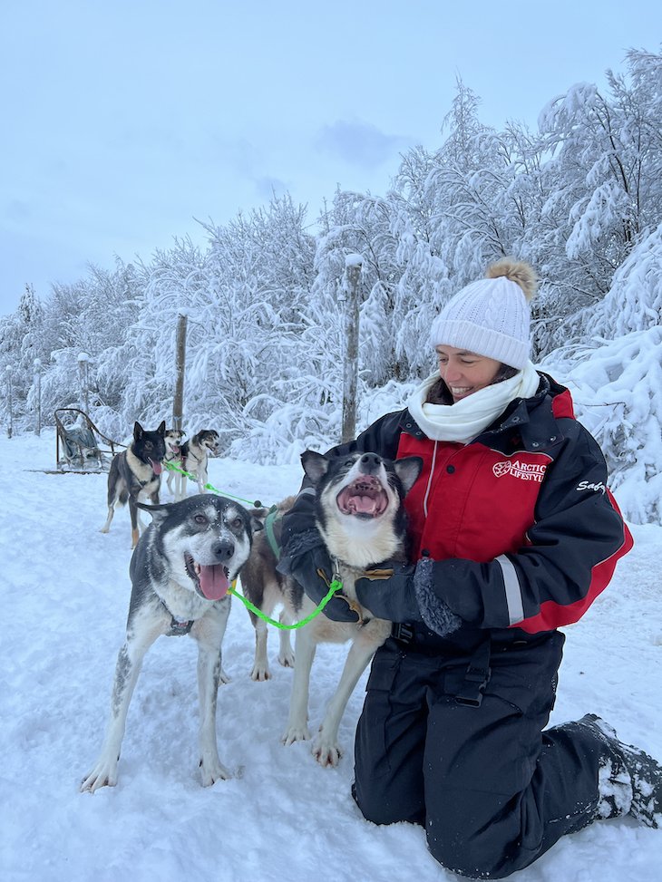 Susana Ribeiro com os huskies Snowmobile - Arctic Lifestyle -Lapónia - Finlândia © Viaje Comigo