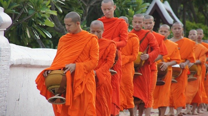 Monges na recolha de comida no Laos ©bluebird666:Pixabay
