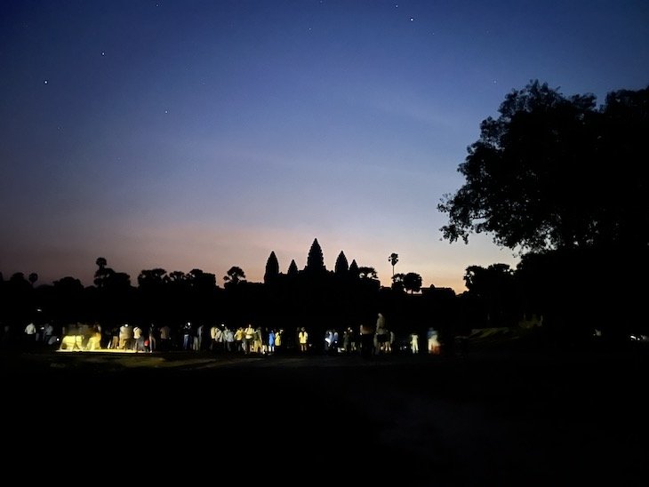 Chegada ao nascer do sol Angkor Wat - Siem Reap - Camboja © Viaje Comigo
