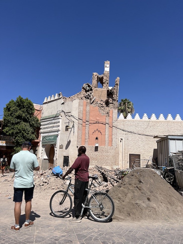 Mesquita cuja fachada caiu - Marraquexe - dia a seguir ao sismo - Marrocos © Viaje Comigo