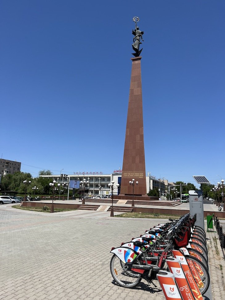 Monumento Mãe Terra - Shymkent - Cazaquistao © Viaje Comigo
