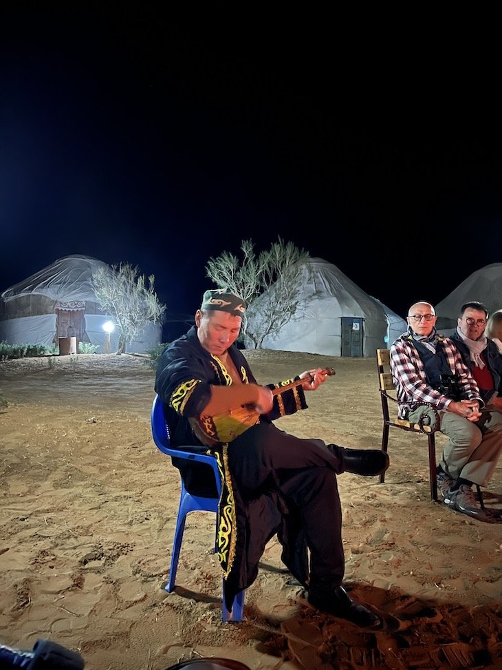 Música no Kyzylkum Safari Yurt Camp - Navoi - Uzbequistao © Viaje Comigo