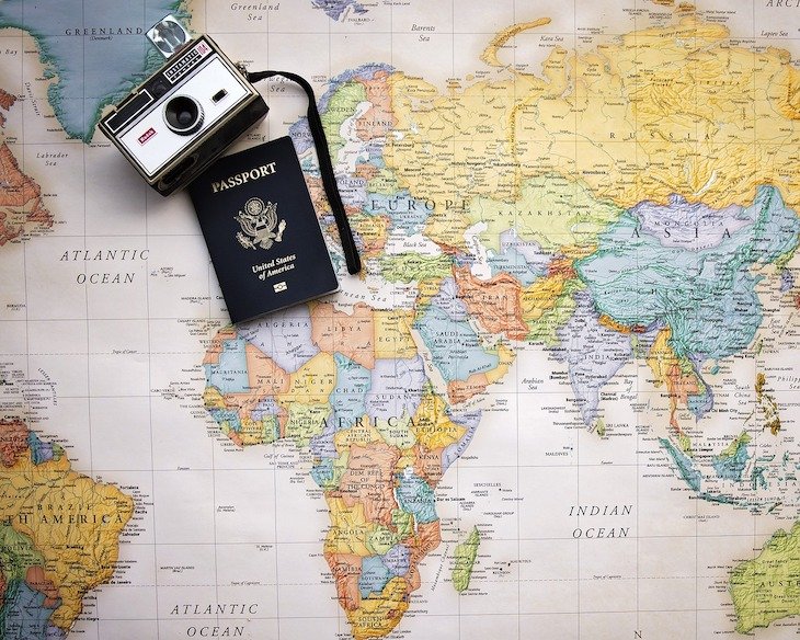 Passaporte e mapa - Foto Pamjpat © Pixabay