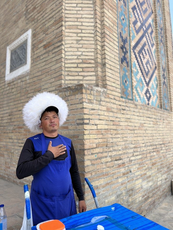 Vendedor do Complexo Khast-Imam - Tashkent - Uzbequistao © Viaje Comigo