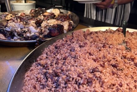 Jerck Chicken e arroz de feijao - Jamaica © Viaje Comigo