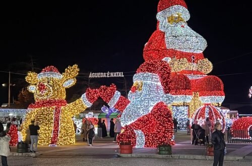 Maior Pai Natal do Mundo - noite - Águeda - Portugal © Viaje Comigo