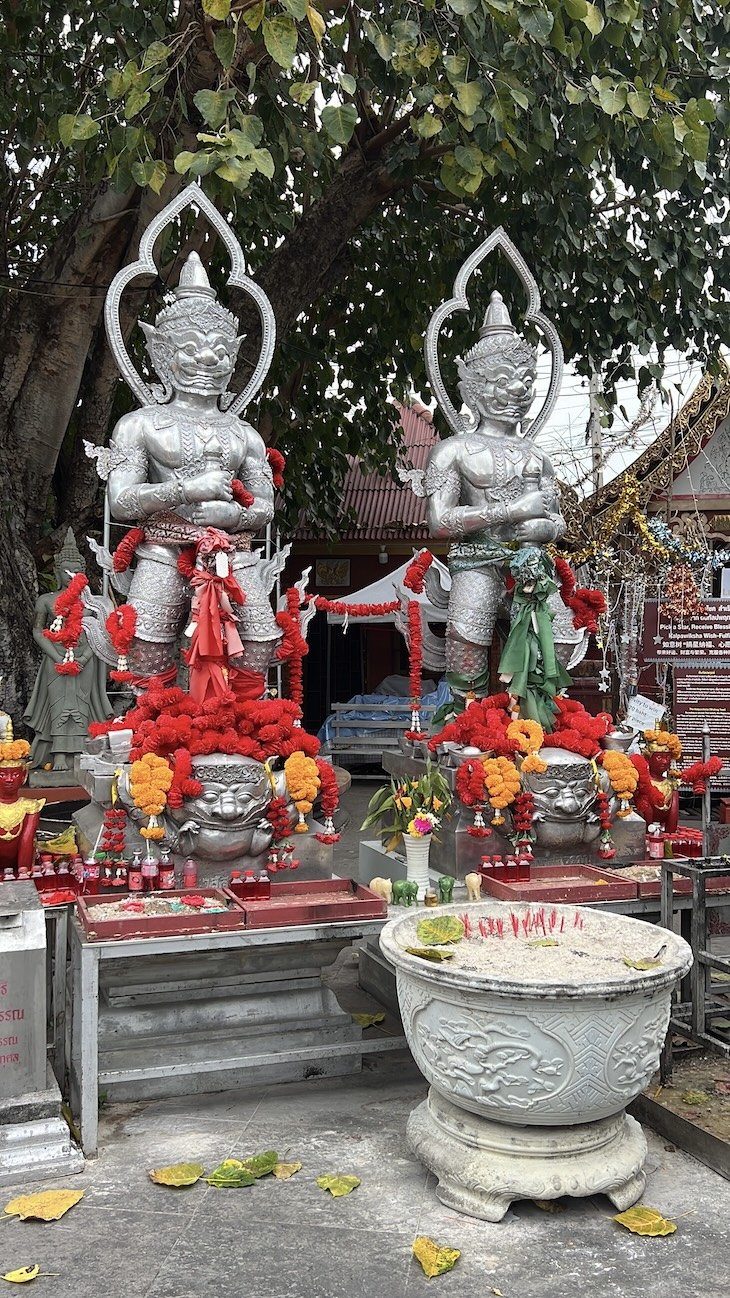 Templo de Prata - Wat Srisuphan - Chiang Mai - Tailândia © Viaje Comigo