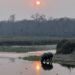 Rinoceronte e pôr do sol Parque Nacional de Chitwan - Nepal © Viaje Comigo