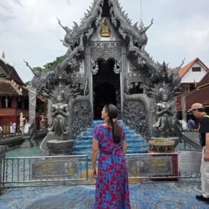 Susana Ribeiro no Templo de Prata - Wat Srisuphan - Chiang Mai - Tailandia © Viaje Comigo