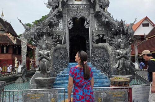 Susana Ribeiro no Templo de Prata - Wat Srisuphan - Chiang Mai - Tailandia © Viaje Comigo