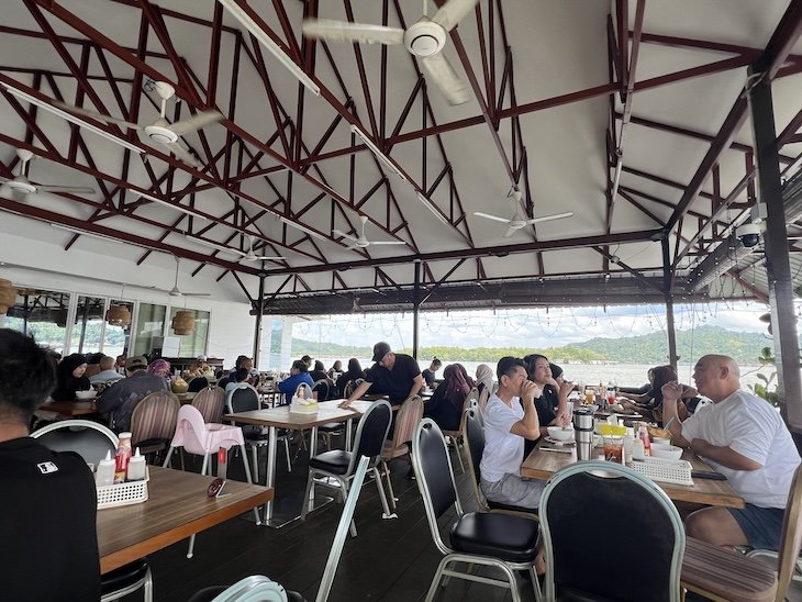 Restaurante em Kampong Ayer - Bandar Seri Begawan - Brunei © Viaje Comigo