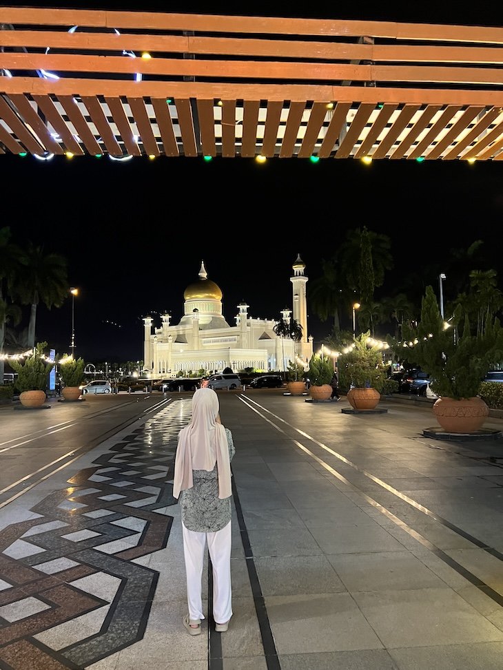 Menina e mesquita - Bandar Seri Begawan - Brunei © Viaje Comigo