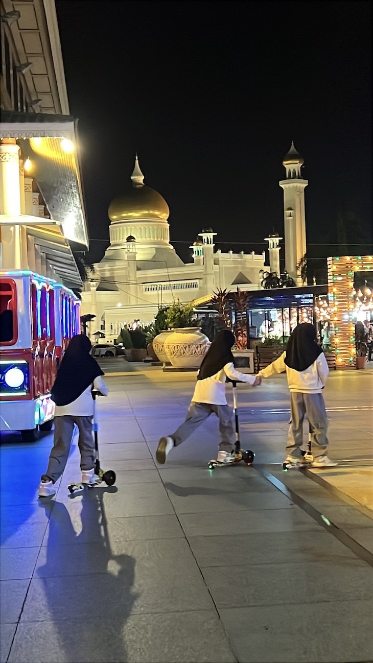 Meninas em trotinetes - Bandar Seri Begawan - Brunei © Viaje Comigo