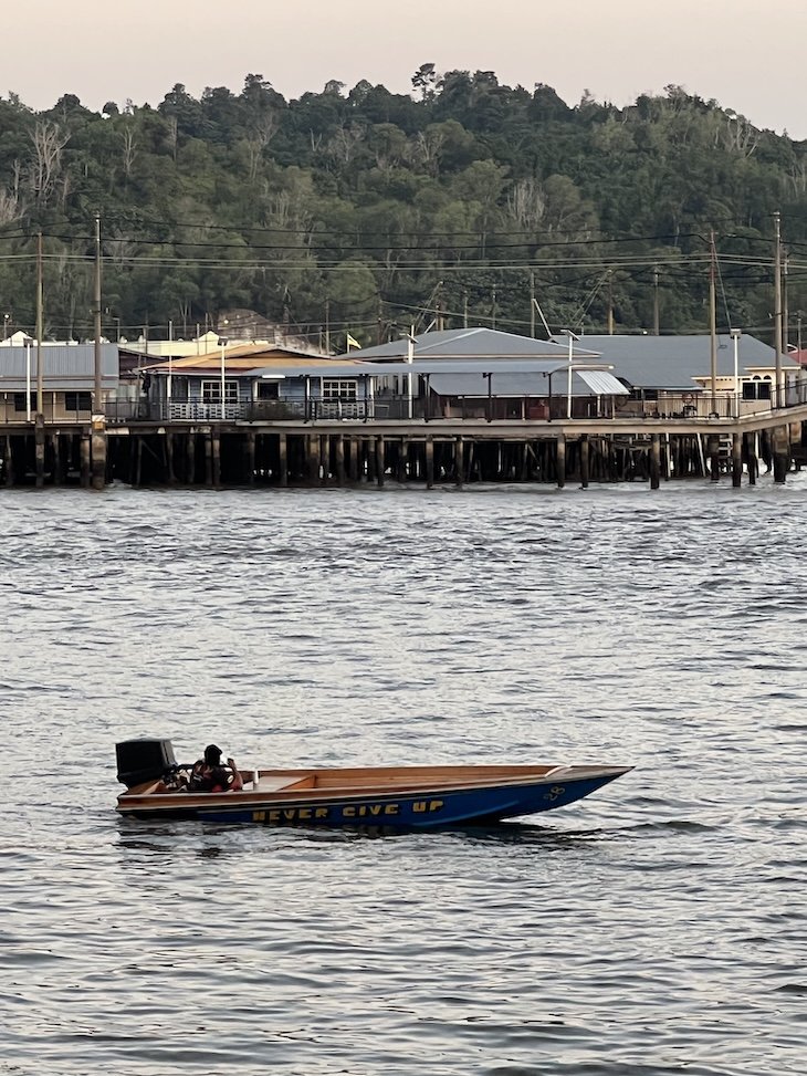 Never Give Up - Kampong Ayer - Bandar Seri Begawan - Brunei © Viaje Comigo